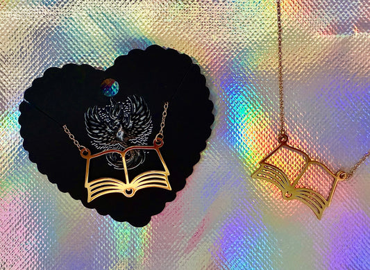 Collar Libro “Entre páginas y fuego”